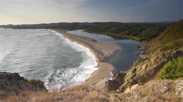 Nehir Denizin Buluştuğu Güzel Vahşi Plajlardan Karadeniz Sahilinde Veleka Nehri — Stok video