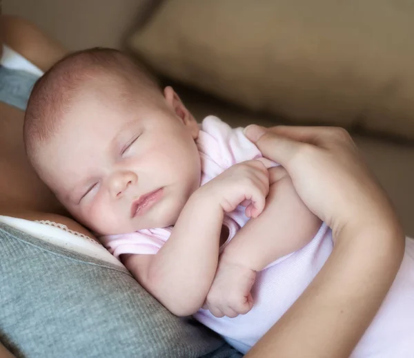 Sover Nyfödda Baby Flicka Sin Mors Armar — Stockfoto