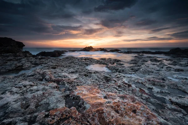 岩だらけの黒海沿岸で壮大な海の日の出 — ストック写真