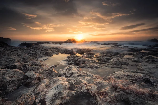 Kayalık Karadeniz Kıyısında Muhteşem Bir Deniz Doğuyor — Stok fotoğraf