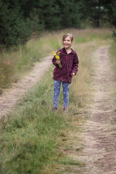 Güzel Küçük Kız Bir Orman Yolu Boyunca Yürüyüş — Stok fotoğraf