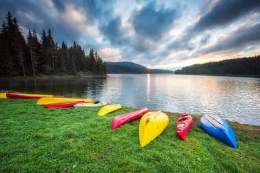 Güzel yaz sabah görünümü Beglik Barajı Rodop Mountains, Bulgaristan için renkli Kano ile kuru çim üzerinde dağınık 