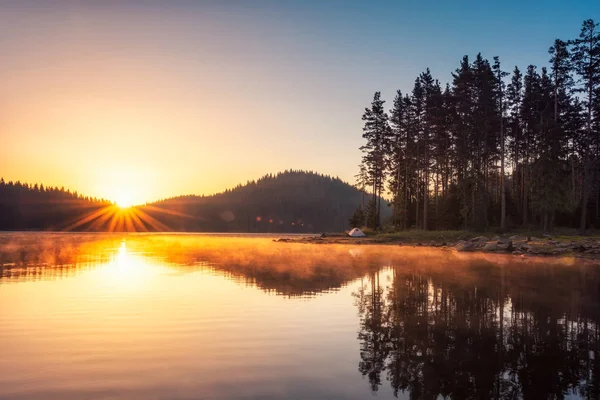 美丽的日出 阳光照射在高山湖面上 四周环绕着针叶树 保加利亚罗多彼山脉的Shiroka Polyana大坝 — 图库照片