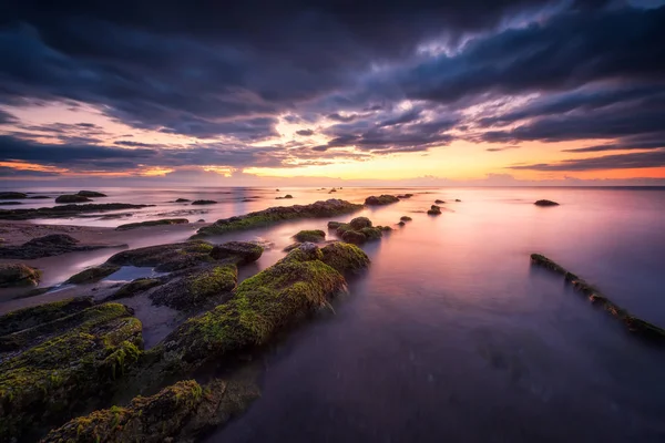 Vista Incrível Com Praia Rochosa Paisagem Marinha Nascer Sol — Fotografia de Stock