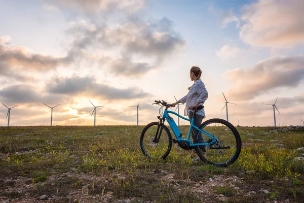 Frau mit Fahrrad in der Natur — Stockfoto