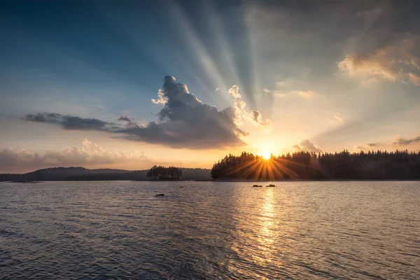 Lake sunset med solen strålar — Stockfoto