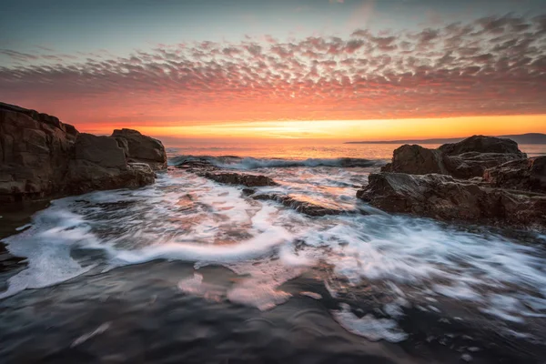 Штормовое море на скалистом побережье — стоковое фото