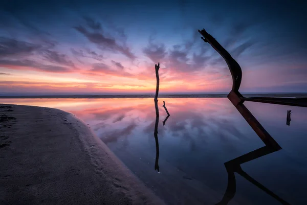 Di pantai saat matahari terbit — Stok Foto