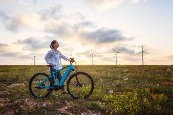 Frau mit Fahrrad in der Natur — Stockfoto