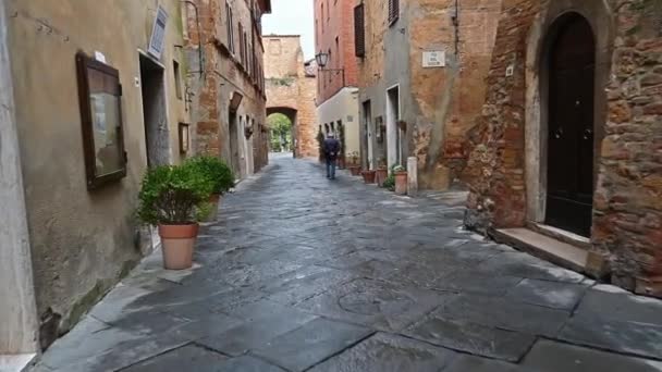 Itália Pienza Abril 2019 Vídeo Com Vista Traseira Homem Caminhando — Vídeo de Stock