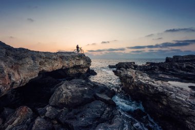 Kadın doğal bir bisiklet ile