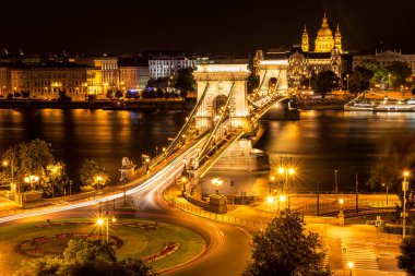 Gece, Budapest Chain Bridge