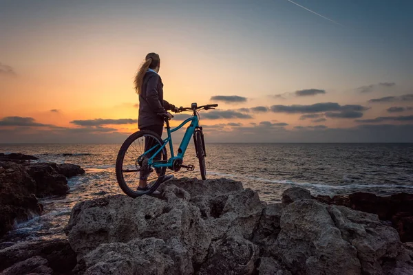 Femme avec un vélo dans la nature — Photo