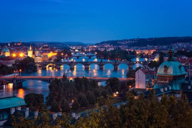Güzel Prag ve geceleri köprüleri
