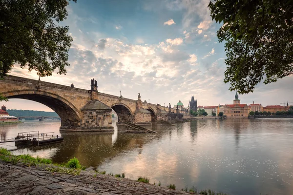 Влтава и Карлов мост в Праге — стоковое фото