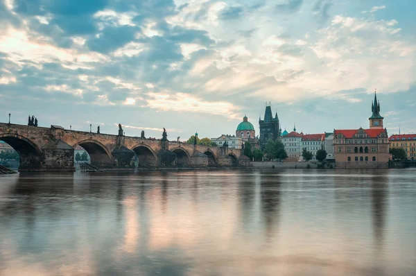 Влтава и Карлов мост в Праге — стоковое фото