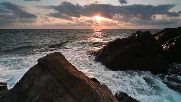 Video Con Hermosa Vista Mañana Costa Sur Rocosa Del Mar — Vídeos de Stock