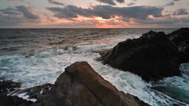 Video Con Hermosa Vista Mañana Costa Sur Rocosa Del Mar — Vídeo de stock