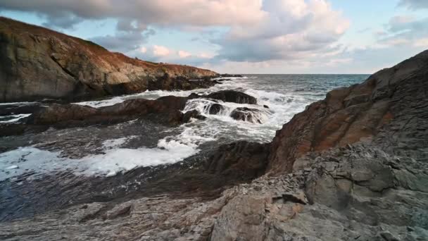 Video Con Hermosa Vista Mañana Costa Sur Rocosa Del Mar — Vídeo de stock