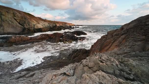 Video Con Hermosa Vista Mañana Costa Sur Rocosa Del Mar — Vídeos de Stock