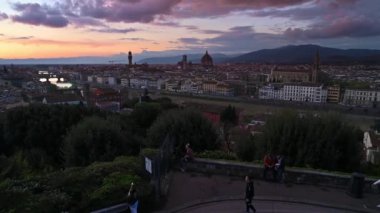 Floransa, İtalya - 6 Nisan 2019: Arno Nehri, Ponte Vecchio, Palazzo Vecchio ve Santa Maria del Fiore Katedrali (Duomo) ile Piazzale Michelangelo'dan Floransa şehrinin panoramik gün batımı manzarasıeşliğinde video).