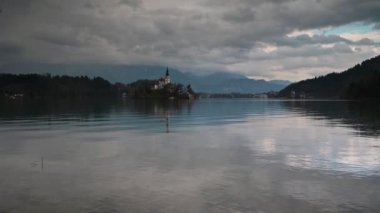 Slovenya Julian Alpleri'nde Ada Bled üzerinde kilisenin doğal panoramik görünümü ile Video