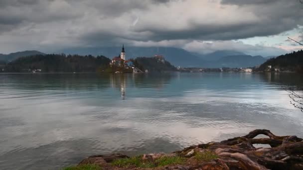 Vídeo Con Vistas Panorámicas Iglesia Isla Bled Los Alpes Julianos — Vídeo de stock