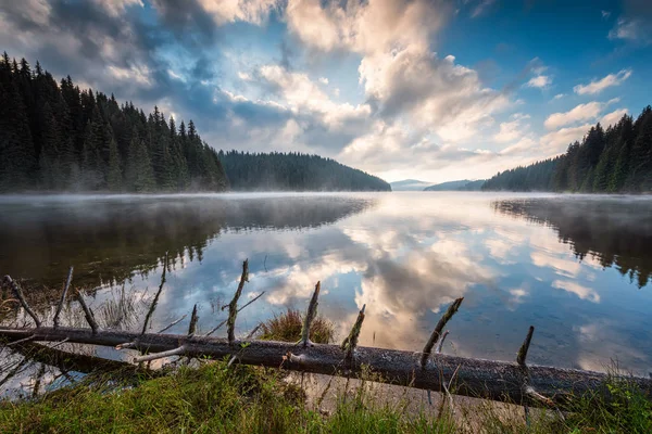 Danau pegunungan di pagi hari — Stok Foto