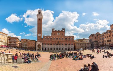 Siena, İtalya - 9 Nisan 2019: Siena 'da turistlerle Piazza del Campo