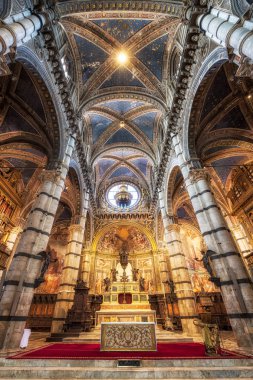 Siena, İtalya - 9 Nisan 2019: Siena 'daki Ortaçağ Siena Katedrali' nin (Duomo di Siena) panoramik görünümü
