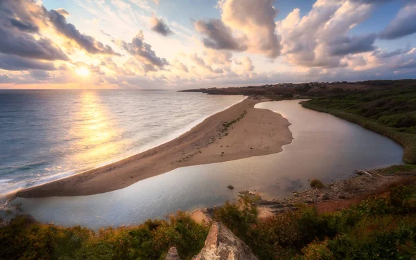 Plage sauvage au lever du soleil — Photo