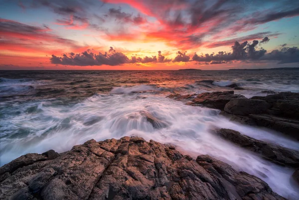 Mar amanecer en la playa rocosa — Foto de Stock