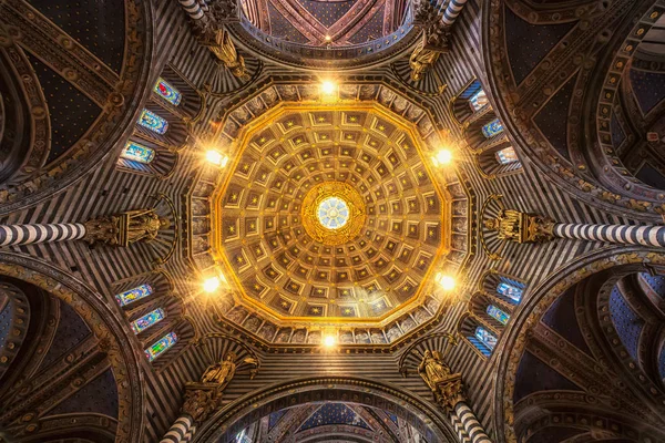 Купол Сиенского собора (Дуомо ди Сиена) ) — стоковое фото