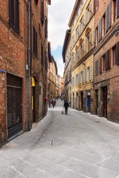 Siena Italië April 2019 Toeristen Lopen Door Smalle Middeleeuwse Straatjes — Stockfoto