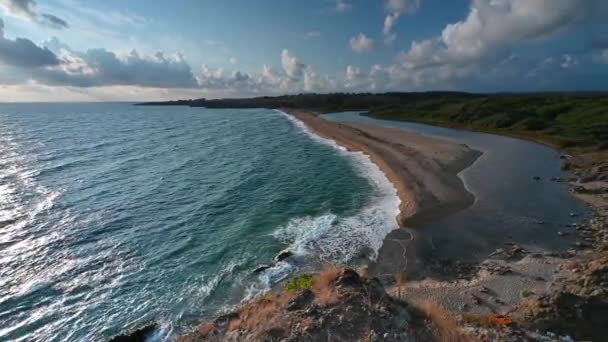 Видео Панорамным Утренним Видом Один Самых Красивых Диких Пляжей Побережье — стоковое видео