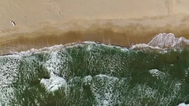 Bulgaristan Karadeniz Dalgalar Kumun Üzerindeki Turkuaz Suyunun Havadan Görüntüsü — Stok video