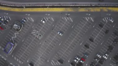 Bulgaristan 'ın Varna marinası yakınlarındaki boş park alanlarının havadan görüntüsü