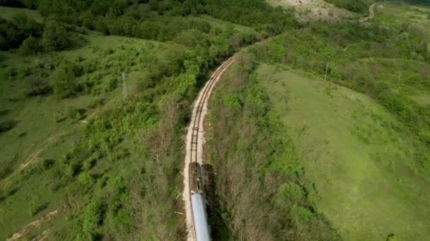 Vista Aérea Tren Pasajeros Que Cruza Hermoso Campo Primavera — Vídeos de Stock