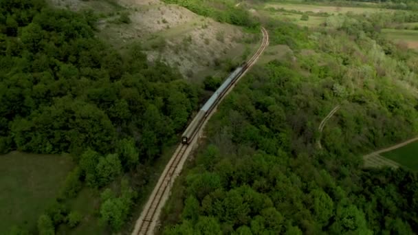 Вид Воздуха Пассажирский Поезд Пересекающий Красивую Сельскую Местность Весной — стоковое видео
