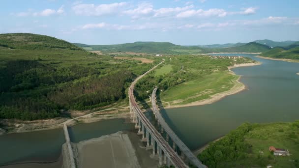 Vuelo Aéreo Con Drones Sobre Pintoresco Valle Con Una Presa — Vídeos de Stock