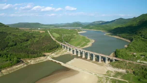 Vuelo Aéreo Con Drones Sobre Pintoresco Valle Con Una Presa — Vídeos de Stock