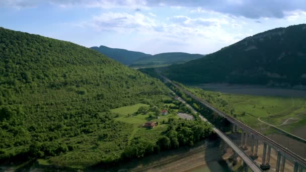 Kuruyan Bir Barajı Baharda Üzerinden Geçen Köprüleri Olan Pitoresk Bir — Stok video