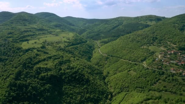 在春天 空中视频在绿地 森林和长满茂密植被的山丘上空盘旋 东巴尔干山脉群山之间风景如画的山谷 — 图库视频影像