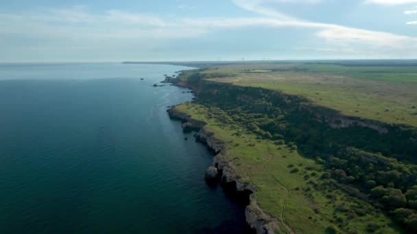 Vídeo Panorámico Pintoresca Costa Rocosa Con Verdes Campos Árboles Primavera — Vídeo de stock