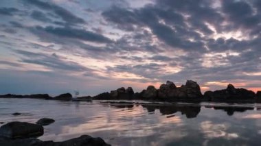 Kayalık kıyı şeridinde renkli gündoğumu gökyüzü ve sakin yaz denizi, Karadeniz kıyısı, Bulgaristan