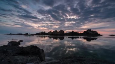 Kayalık kıyı şeridinde renkli gündoğumu gökyüzü ve sakin yaz denizi, Karadeniz kıyısı, Bulgaristan