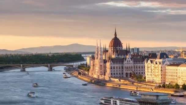 Časová Prodleva Úžasným Výhledem Budapešť Budovou Parlamentu Řetězovým Mostem Dunajem — Stock video