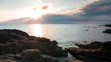 Karadeniz kıyısındaki kayalık kıyı şeridi Bulgaristan 'da gün doğumuyla birlikte zaman aşımı