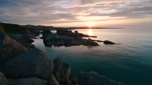 Video Con Cielo Colorido Atardecer Costa Rocosa Tranquilo Mar Verano — Vídeo de stock