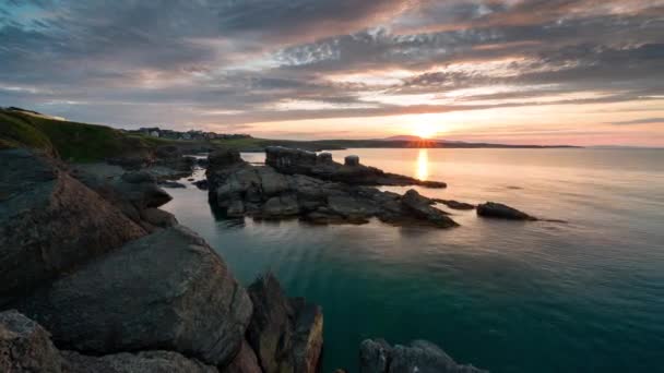 Промінь Часу Яскравим Заходом Сонця Скелястому Узбережжі Спокійне Літнє Море — стокове відео
